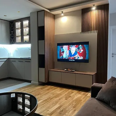 Lilly Lux Big Luxury With Free Parking And Garage شقة *